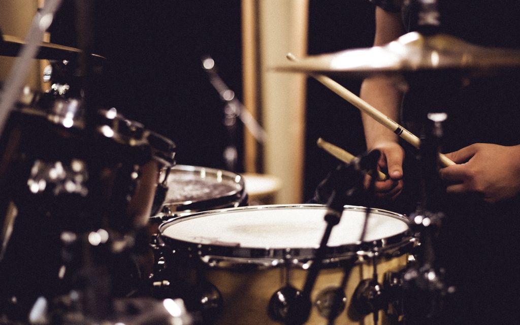 Average Cost of Drum Lessons for Kids (with Price Factors)